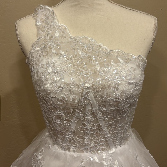 Elegant White Lace One-Shoulder Homecoming Dress short flouncy Size 2 NWOT - Picture 1 of 17